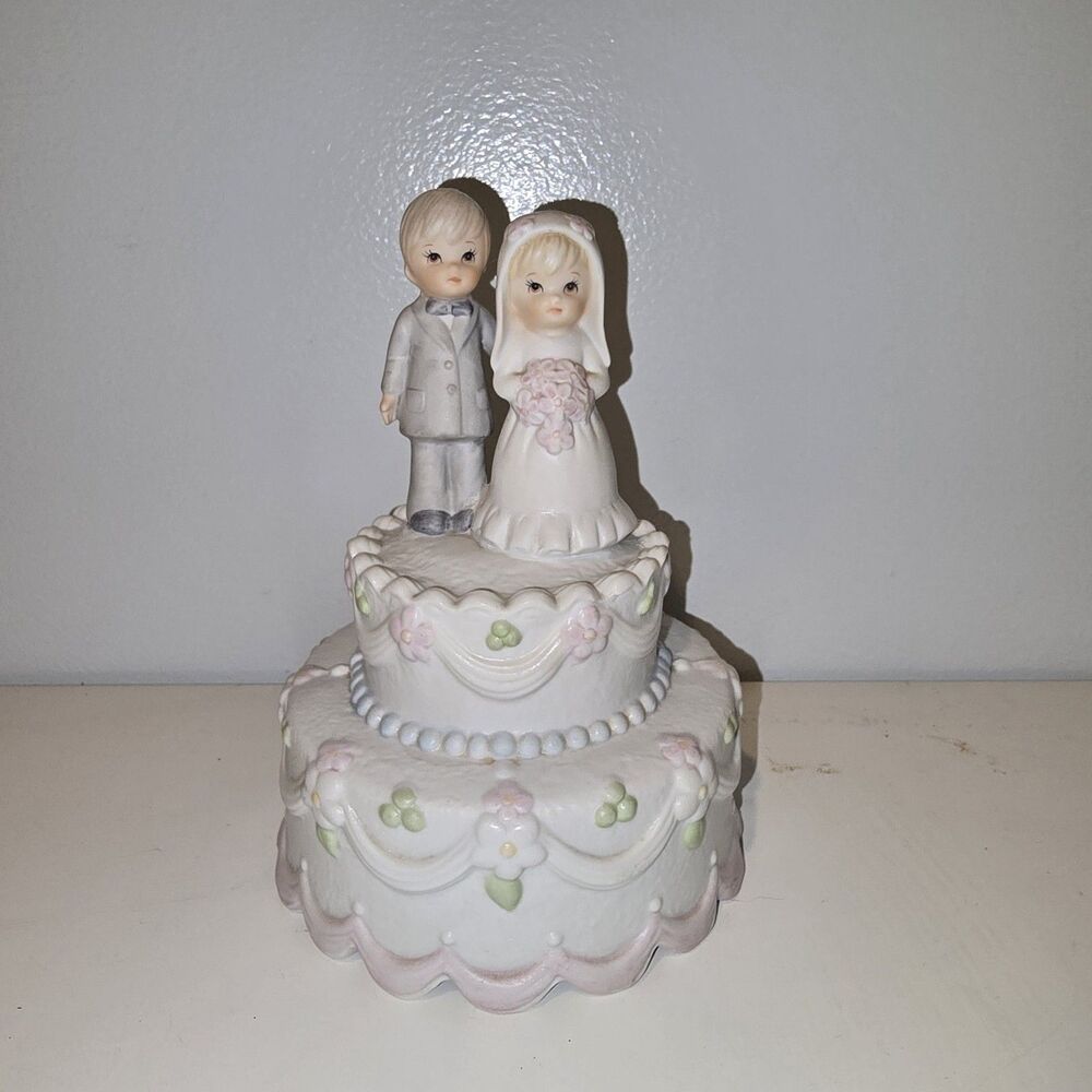 Lefton Wedding Cake Music Box 1983 Bride and Groom 03503 Hand Painted 6”